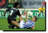 17 sept. 2001 Heerenveen-Vitese (1-1). Stefanovic in duel met Daniel Jensen. 
