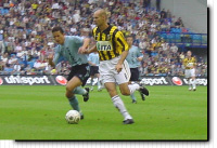 Gert Claessens in actie tegen Ajax op 25 aug 2002 